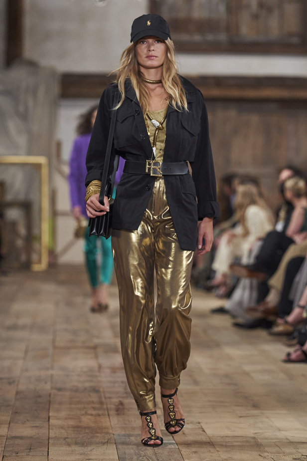 عرض أزياء مجموعة Ralph Lauren لربيع وصيف 2024.. مزيج الألوان وبريق اللون الذهبي