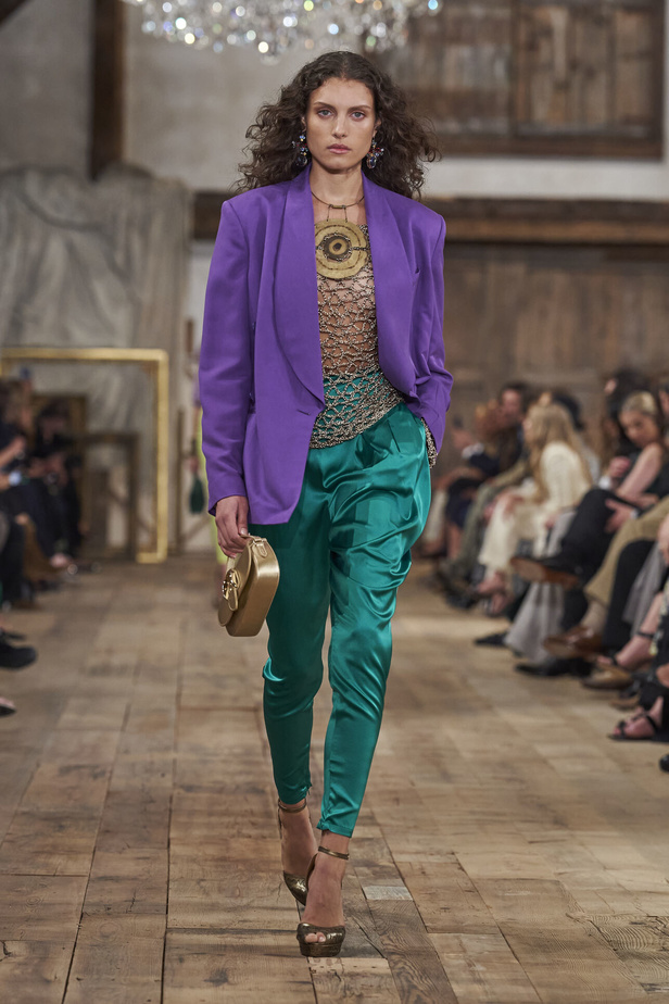 عرض أزياء مجموعة Ralph Lauren لربيع وصيف 2024.. مزيج الألوان وبريق اللون الذهبي