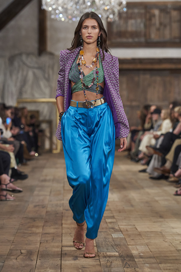 عرض أزياء مجموعة Ralph Lauren لربيع وصيف 2024.. مزيج الألوان وبريق اللون الذهبي