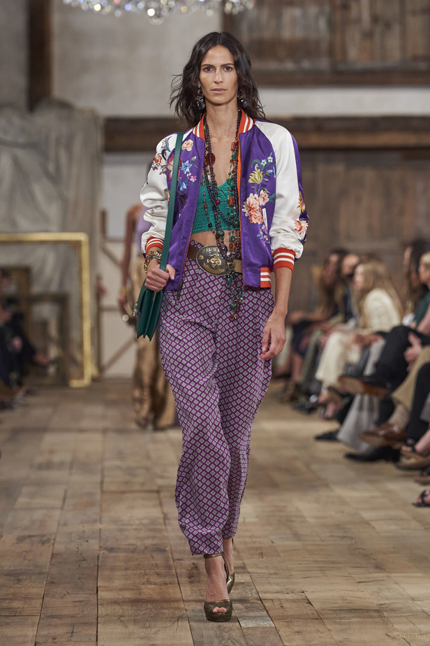 عرض أزياء مجموعة Ralph Lauren لربيع وصيف 2024.. مزيج الألوان وبريق اللون الذهبي