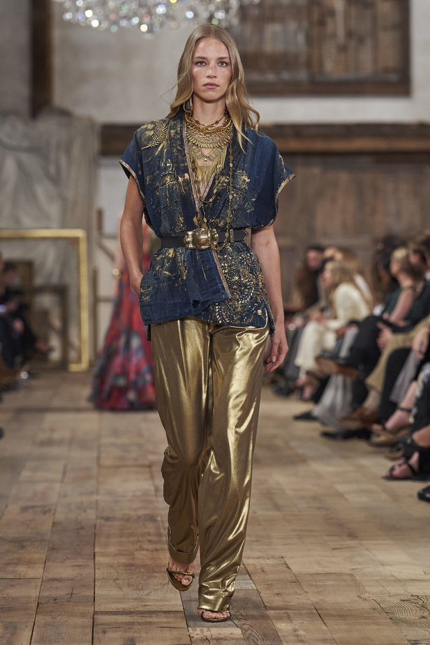 عرض أزياء مجموعة Ralph Lauren لربيع وصيف 2024.. مزيج الألوان وبريق اللون الذهبي