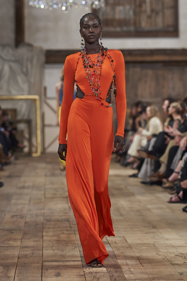 عرض أزياء مجموعة Ralph Lauren لربيع وصيف 2024.. مزيج الألوان وبريق اللون الذهبي