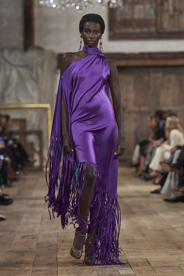 عرض أزياء مجموعة Ralph Lauren لربيع وصيف 2024.. مزيج الألوان وبريق اللون الذهبي