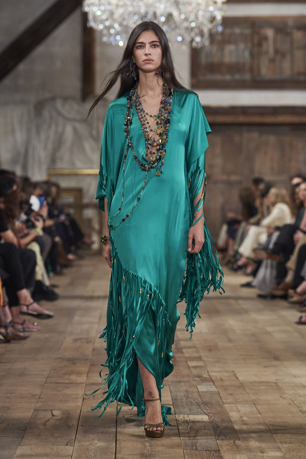 عرض أزياء مجموعة Ralph Lauren لربيع وصيف 2024.. مزيج الألوان وبريق اللون الذهبي