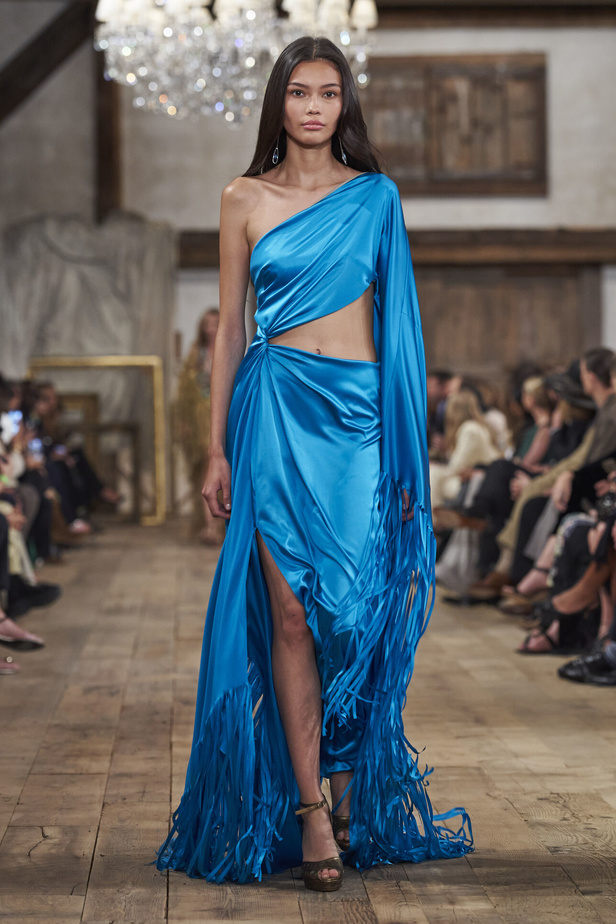 عرض أزياء مجموعة Ralph Lauren لربيع وصيف 2024.. مزيج الألوان وبريق اللون الذهبي