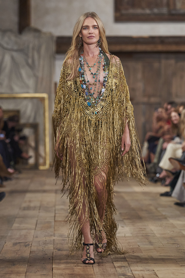 عرض أزياء مجموعة Ralph Lauren لربيع وصيف 2024.. مزيج الألوان وبريق اللون الذهبي