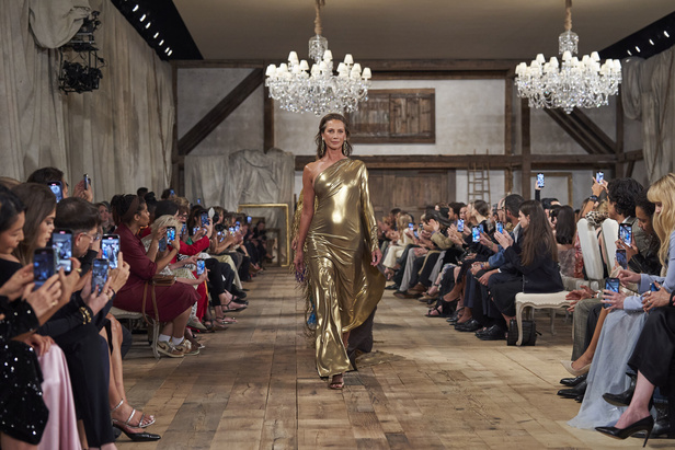 عرض أزياء مجموعة Ralph Lauren لربيع وصيف 2024.. مزيج الألوان وبريق اللون الذهبي