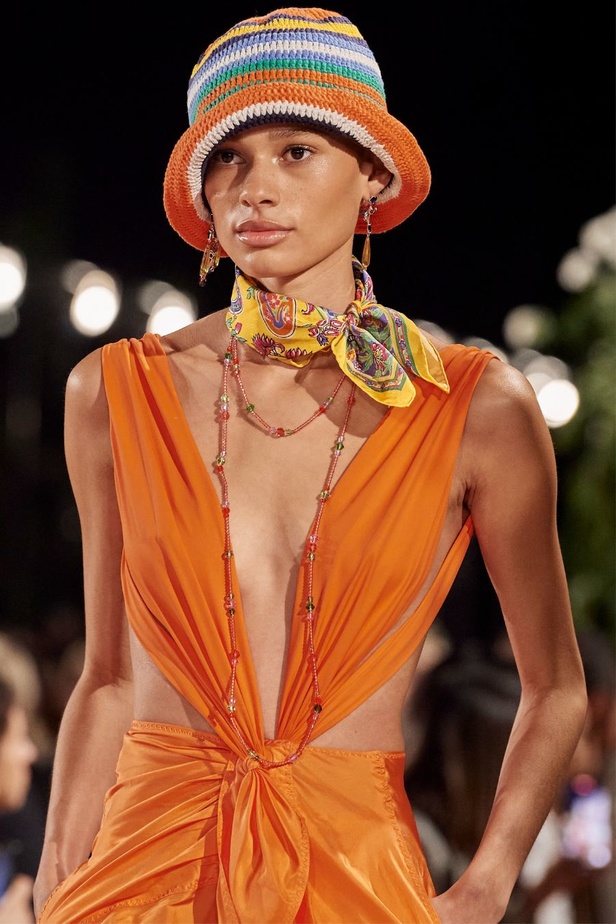 عرض أزياء مجموعة Ralph Lauren لربيع وصيف 2024.. مزيج الألوان وبريق اللون الذهبي