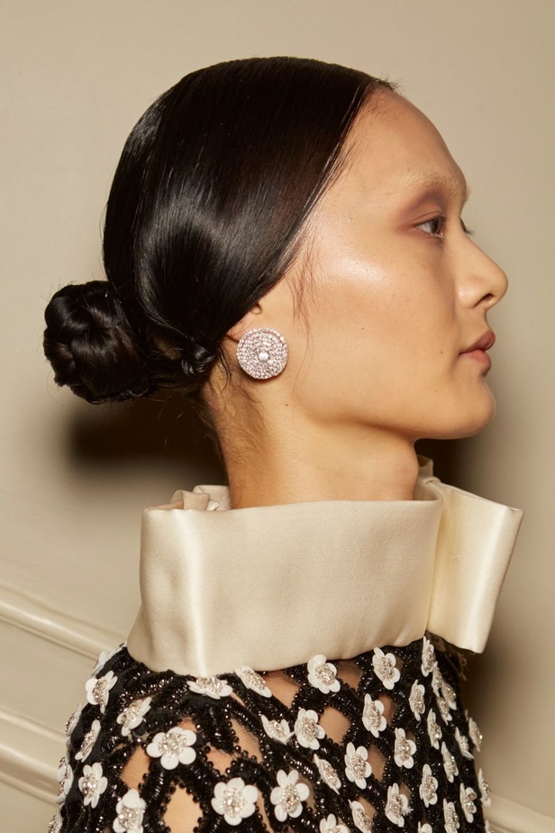 الكريستال والورود تعيد أناقة الرقي الى عالم الألبسة الجاهزة مع عرض Richard Quinn لربيع وصيف 2024