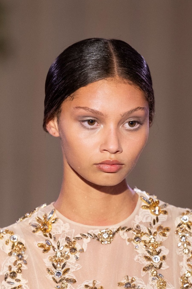 الكريستال والورود تعيد أناقة الرقي الى عالم الألبسة الجاهزة مع عرض Richard Quinn لربيع وصيف 2024