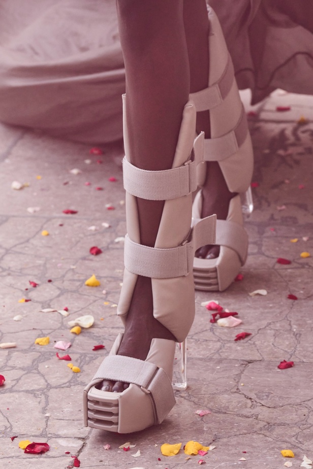 أحجام الأكتاف تضاعفت في عرض أزياء مجموعة Rick Owens لربيع وصيف 2024