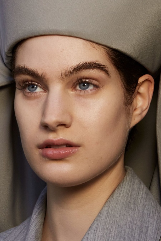 مزيج بين الجرأة والحرية في مجموعة Roksanda لربيع وصيف 2024 مباشرة من لندن