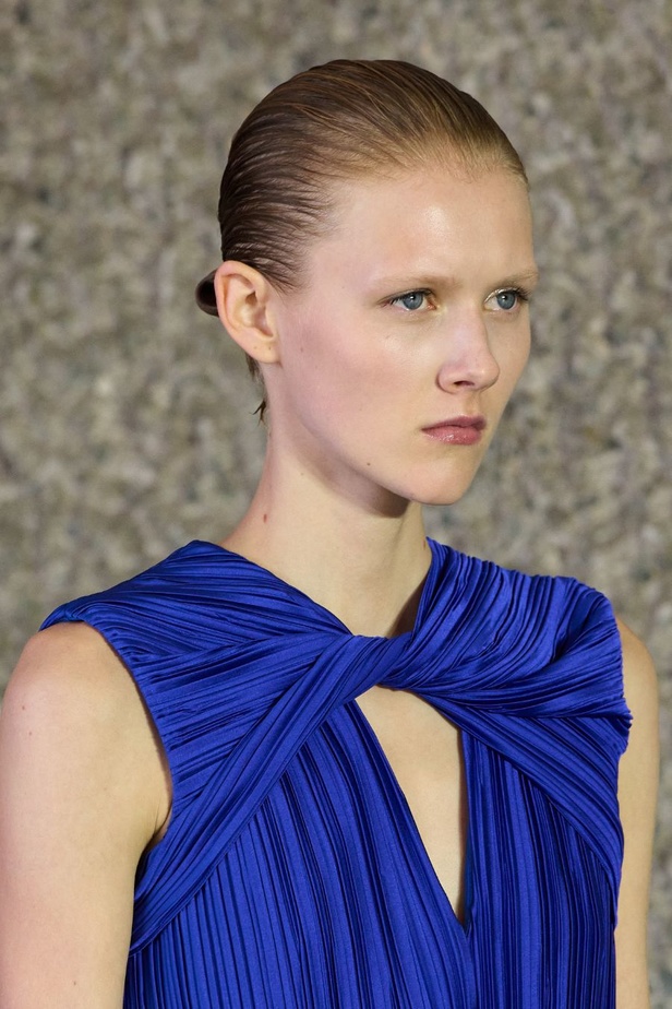 مزيج بين الجرأة والحرية في مجموعة Roksanda لربيع وصيف 2024 مباشرة من لندن