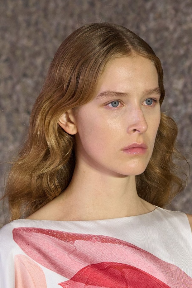 مزيج بين الجرأة والحرية في مجموعة Roksanda لربيع وصيف 2024 مباشرة من لندن