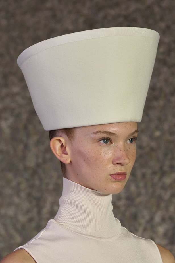 مزيج بين الجرأة والحرية في مجموعة Roksanda لربيع وصيف 2024 مباشرة من لندن