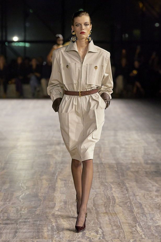 مجموعة سان لوران بموضة الجمبسوت في باريس لربيع وصيف 2024