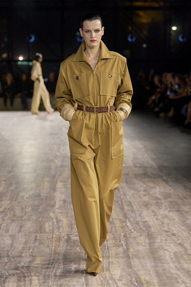 مجموعة سان لوران بموضة الجمبسوت في باريس لربيع وصيف 2024