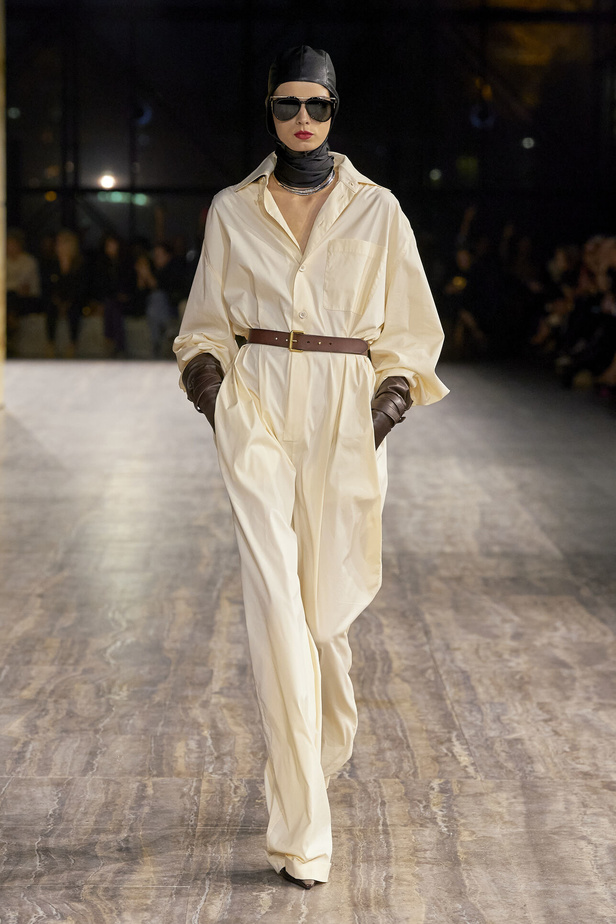 مجموعة سان لوران بموضة الجمبسوت في باريس لربيع وصيف 2024