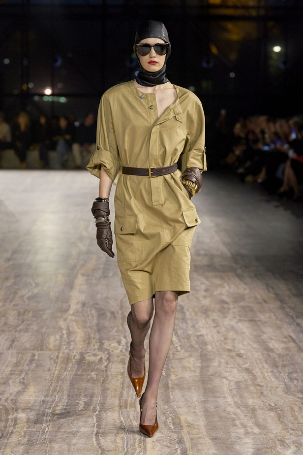 مجموعة سان لوران بموضة الجمبسوت في باريس لربيع وصيف 2024