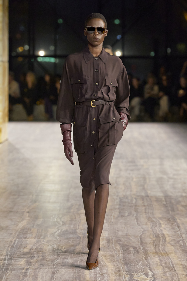 مجموعة سان لوران بموضة الجمبسوت في باريس لربيع وصيف 2024