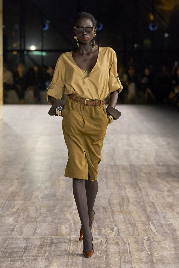 مجموعة سان لوران بموضة الجمبسوت في باريس لربيع وصيف 2024