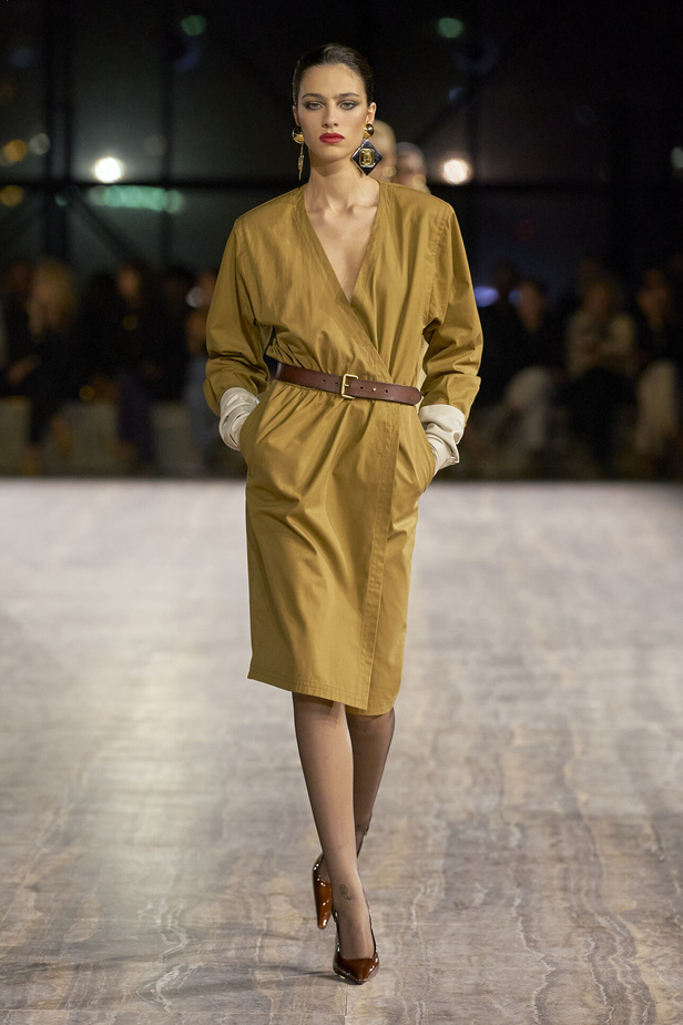 مجموعة سان لوران بموضة الجمبسوت في باريس لربيع وصيف 2024