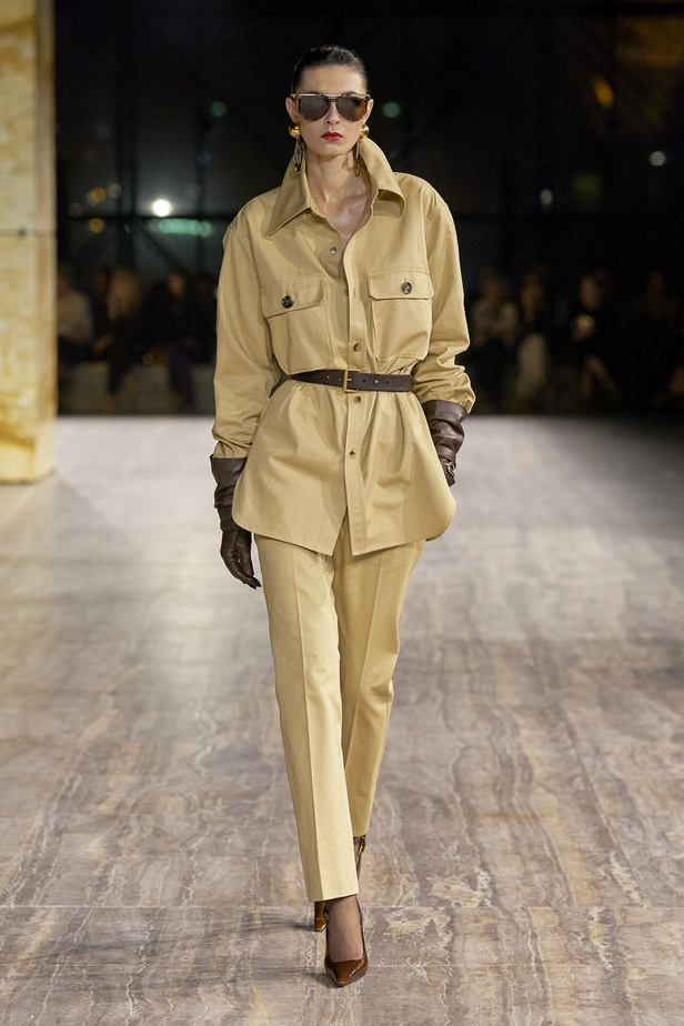 مجموعة سان لوران بموضة الجمبسوت في باريس لربيع وصيف 2024