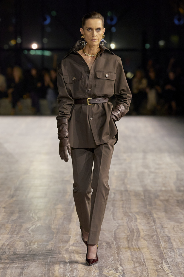 مجموعة سان لوران بموضة الجمبسوت في باريس لربيع وصيف 2024