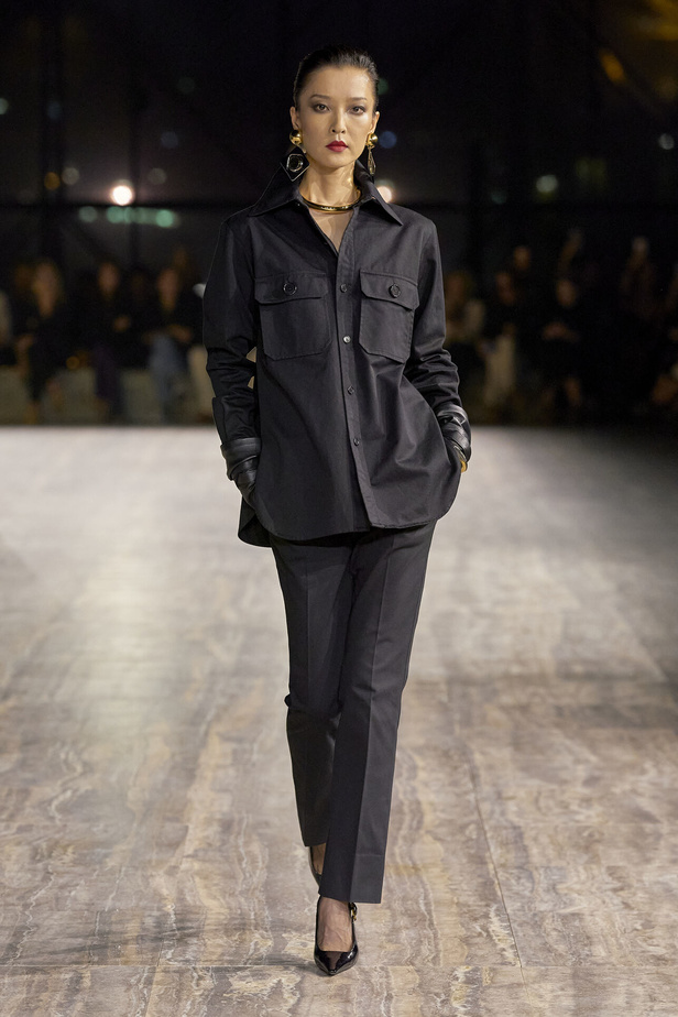 مجموعة سان لوران بموضة الجمبسوت في باريس لربيع وصيف 2024