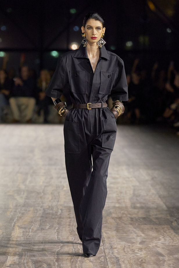 مجموعة سان لوران بموضة الجمبسوت في باريس لربيع وصيف 2024