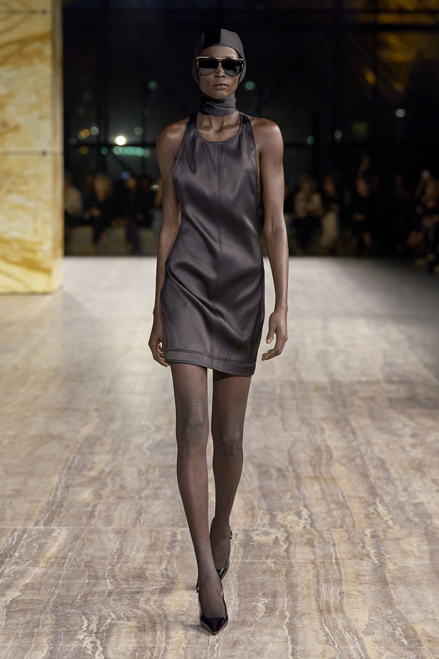 مجموعة سان لوران بموضة الجمبسوت في باريس لربيع وصيف 2024