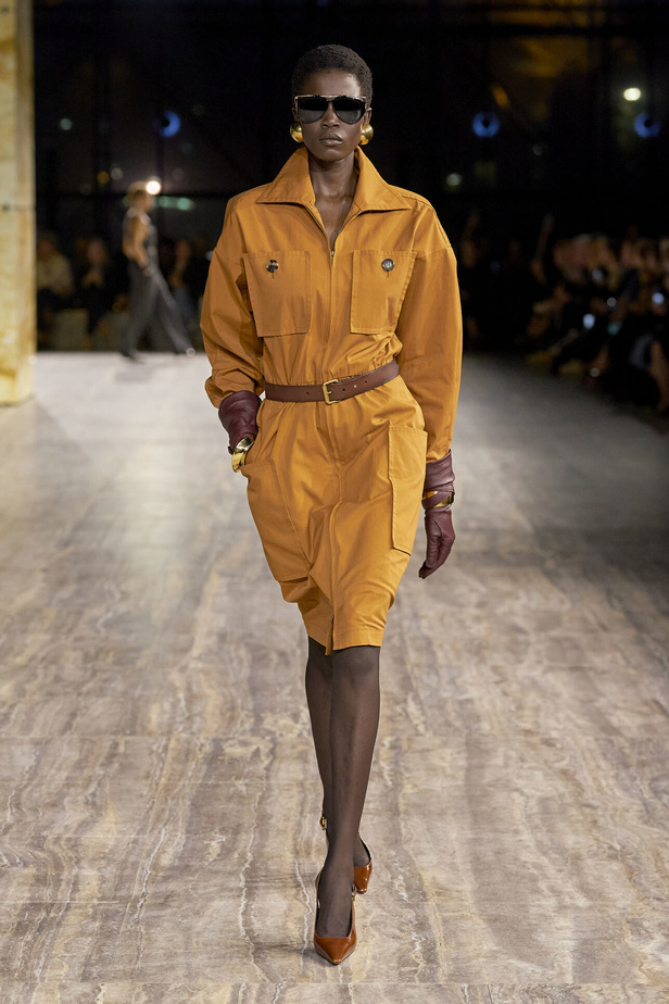 مجموعة سان لوران بموضة الجمبسوت في باريس لربيع وصيف 2024