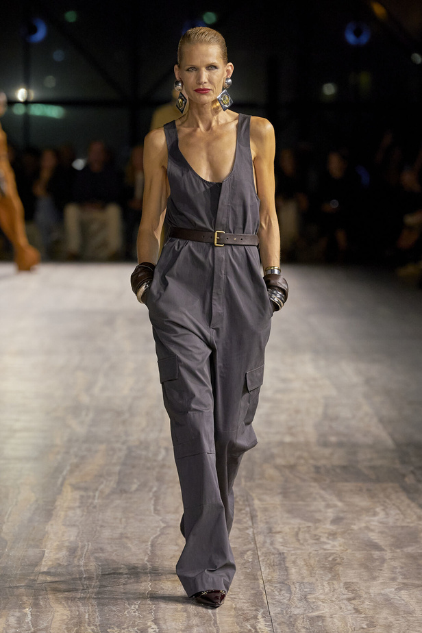 مجموعة سان لوران بموضة الجمبسوت في باريس لربيع وصيف 2024