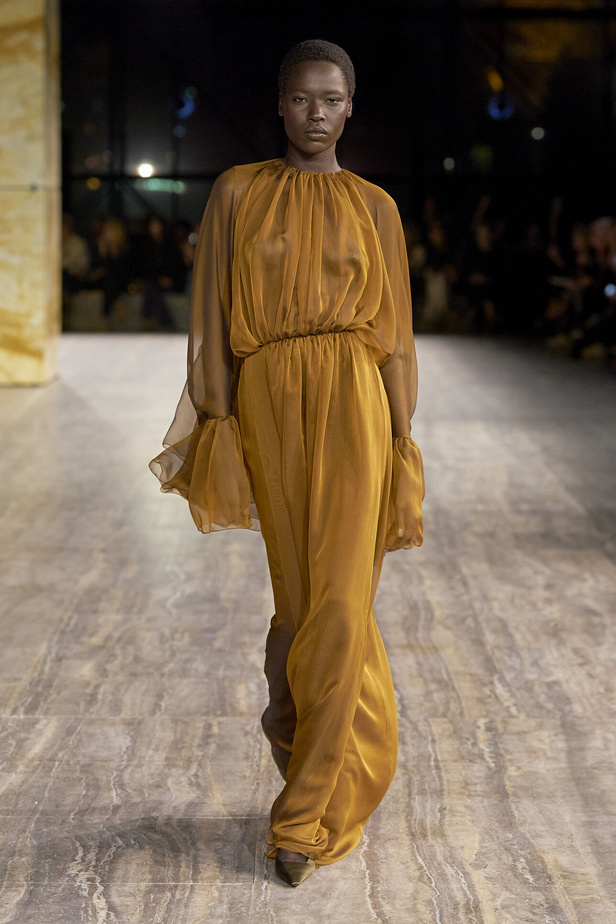 مجموعة سان لوران بموضة الجمبسوت في باريس لربيع وصيف 2024