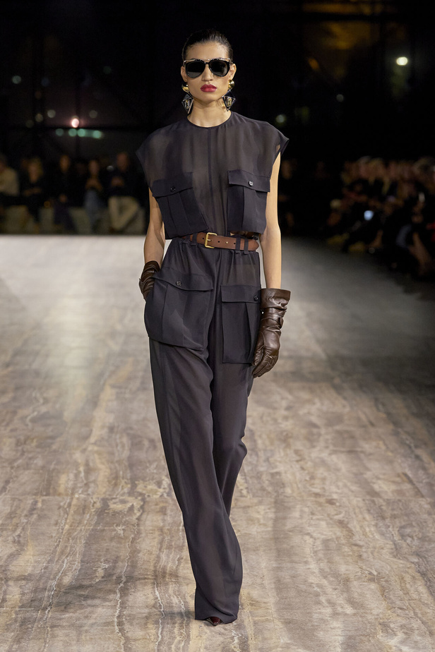 مجموعة سان لوران بموضة الجمبسوت في باريس لربيع وصيف 2024