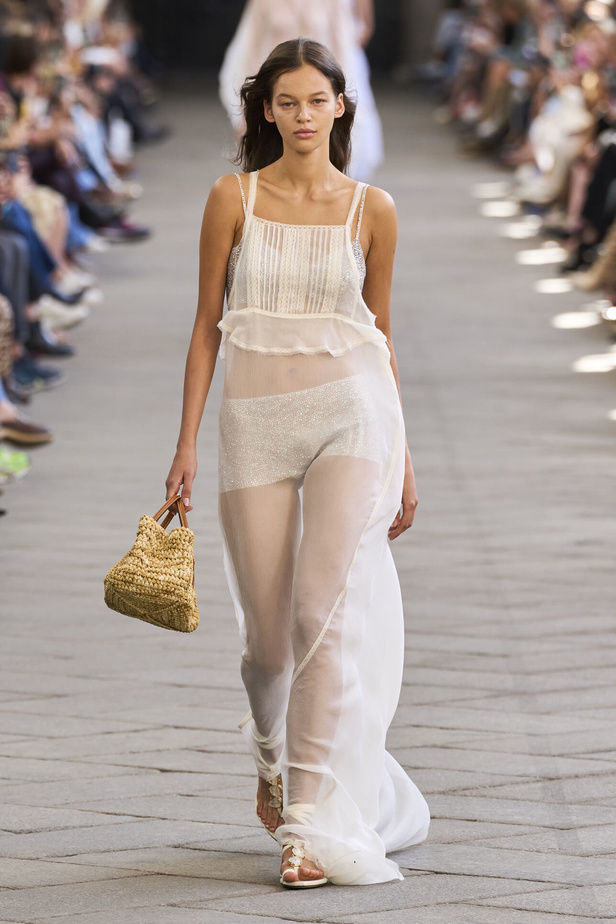 الأورجنزا والتفاصيل المطرزة في تصاميم دار Ermano Scervino لمجموعة ربيع وصيف 2024