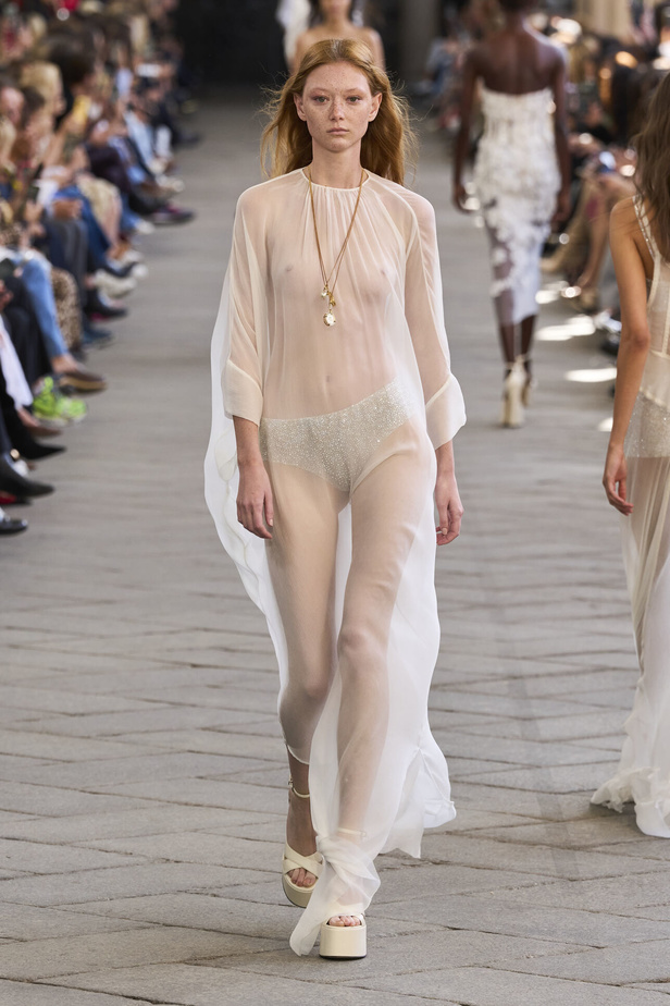 الأورجنزا والتفاصيل المطرزة في تصاميم دار Ermano Scervino لمجموعة ربيع وصيف 2024