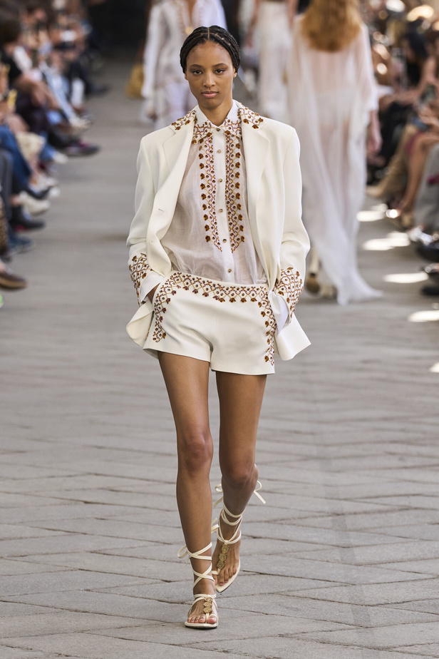 الأورجنزا والتفاصيل المطرزة في تصاميم دار Ermano Scervino لمجموعة ربيع وصيف 2024