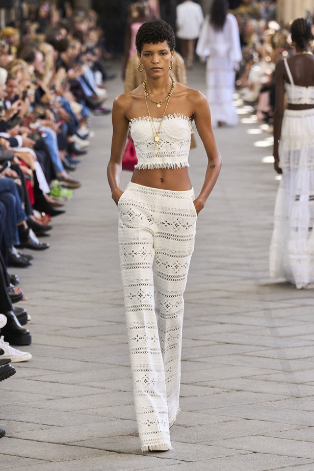 الأورجنزا والتفاصيل المطرزة في تصاميم دار Ermano Scervino لمجموعة ربيع وصيف 2024