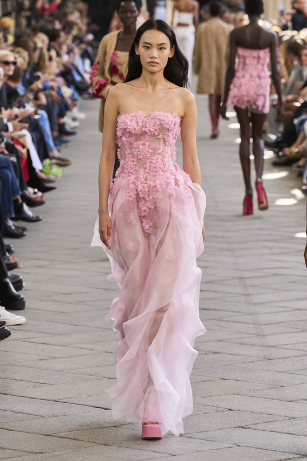 الأورجنزا والتفاصيل المطرزة في تصاميم دار Ermano Scervino لمجموعة ربيع وصيف 2024