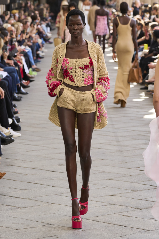 الأورجنزا والتفاصيل المطرزة في تصاميم دار Ermano Scervino لمجموعة ربيع وصيف 2024