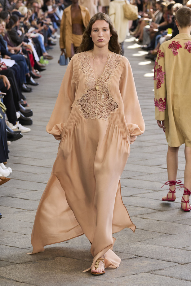 الأورجنزا والتفاصيل المطرزة في تصاميم دار Ermano Scervino لمجموعة ربيع وصيف 2024