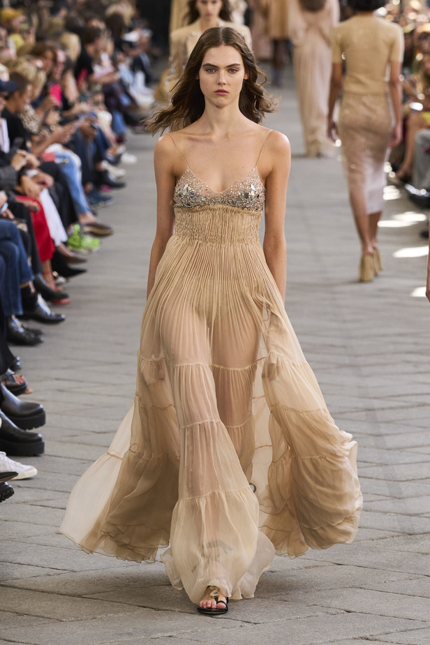 الأورجنزا والتفاصيل المطرزة في تصاميم دار Ermano Scervino لمجموعة ربيع وصيف 2024