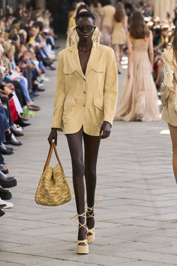 الأورجنزا والتفاصيل المطرزة في تصاميم دار Ermano Scervino لمجموعة ربيع وصيف 2024