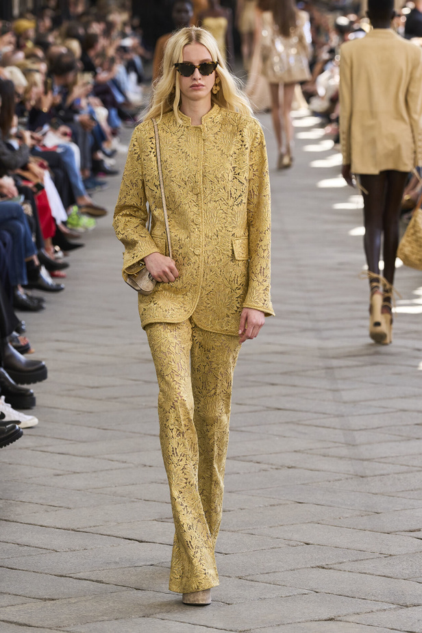 الأورجنزا والتفاصيل المطرزة في تصاميم دار Ermano Scervino لمجموعة ربيع وصيف 2024