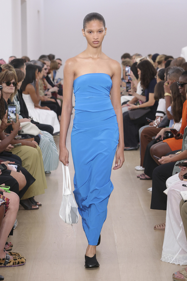 المونوكروم عنوان مجموعة Proenza Schouler لربيع وصيف 2024