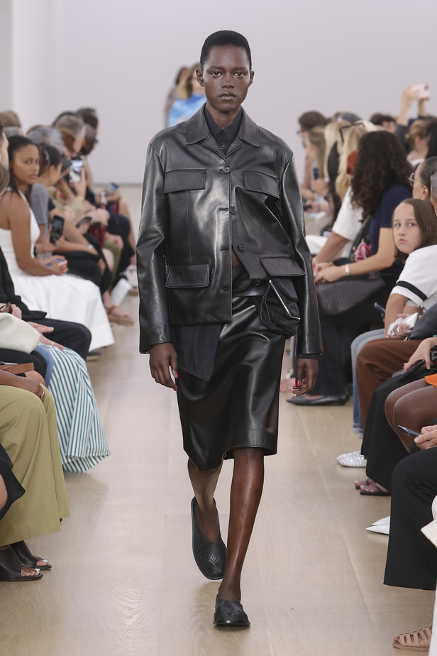 المونوكروم عنوان مجموعة Proenza Schouler لربيع وصيف 2024