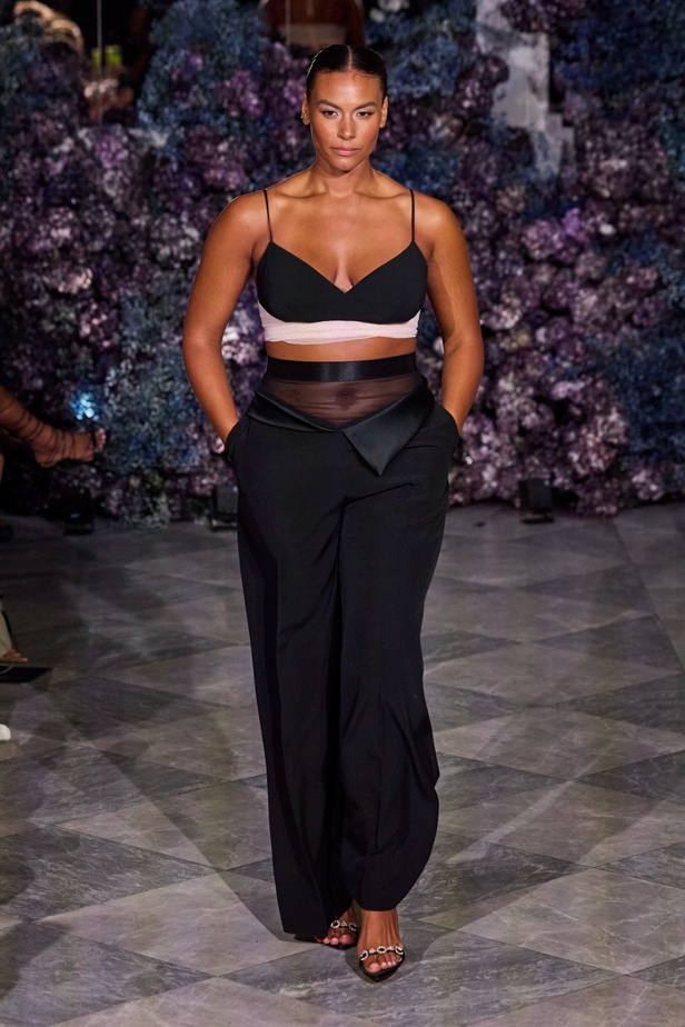 كريستيان سيريانو يحتفل بمرور 15 عامًا على تأسيس العلامة بعرض أزياء مميّز ومرصع بالنجوم