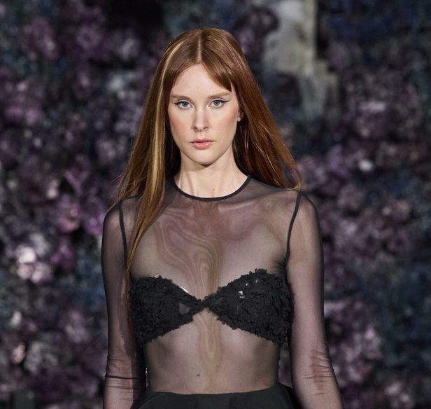 كريستيان سيريانو يحتفل بمرور 15 عامًا على تأسيس العلامة بعرض أزياء مميّز ومرصع بالنجوم