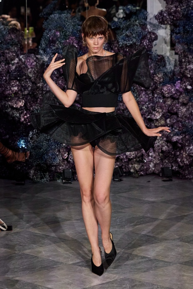 كريستيان سيريانو يحتفل بمرور 15 عامًا على تأسيس العلامة بعرض أزياء مميّز ومرصع بالنجوم